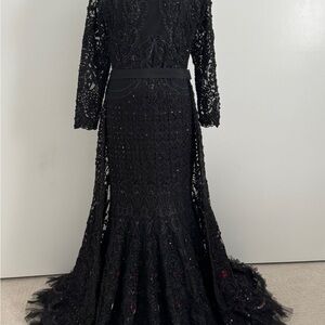 Elegant Black Lace Evening Gown